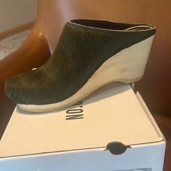 No. 6 Store: Green/Tan Clogs - Picture 6 of 11